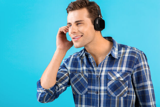 耳机时尚帅气的年轻人 戴着无线耳机听音乐 享受着现代风格的快乐心情科技时髦时尚