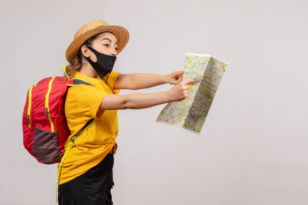 可爱正面图年轻的旅行者背着背包看地图背包旅游旅游