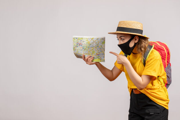 灰色前视图年轻女子背着背包指着地图人地图面具