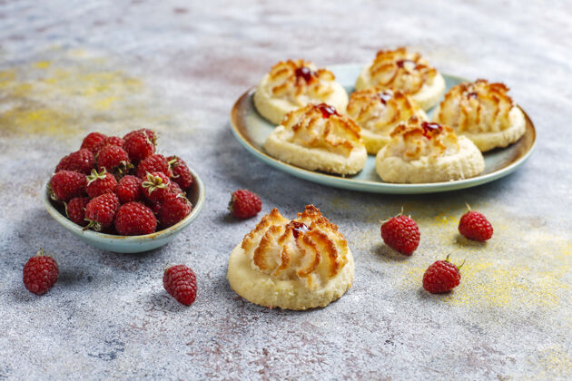 面点美味的曲奇配上树莓果酱和新鲜的树莓饼干短面包传统