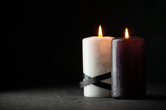 黑暗一对黑色蜡烛的正面图庆典燃烧死亡