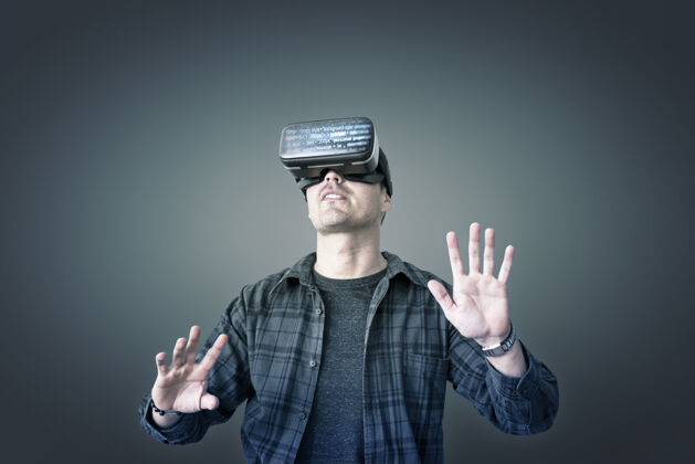 Vr享受虚拟现实耳机的男人成人眼镜手势