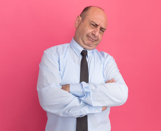 衣服一个穿着白色t恤 双手交叉打着领带的中年男子被隔离在粉红色的墙上穿着人脸