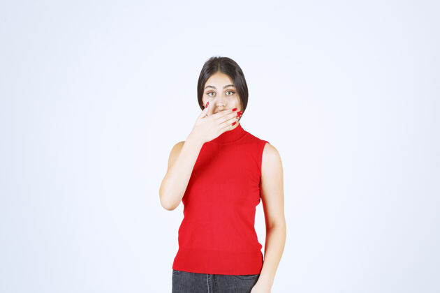 女人穿红衬衫的女孩指着自己的嘴 要求安静人职员女性