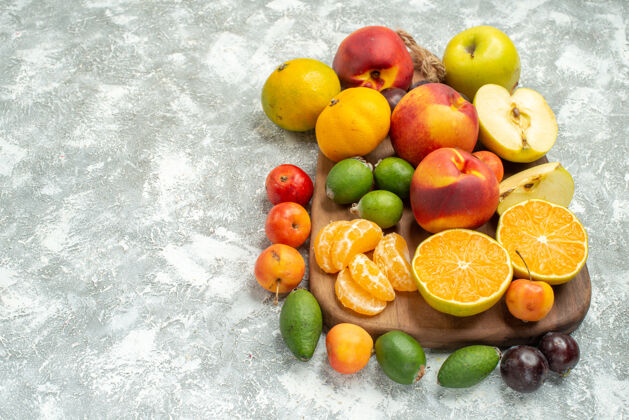整个前视图不同的水果组成切片和整个新鲜水果上的白色空间柑橘可食用水果苹果
