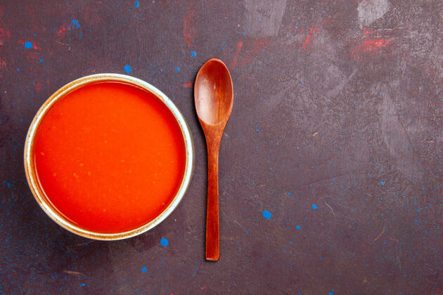油漆俯瞰美味的西红柿汤 由新鲜西红柿在深色背景上烹制而成 酱汁一餐西红柿汤顶部新鲜餐