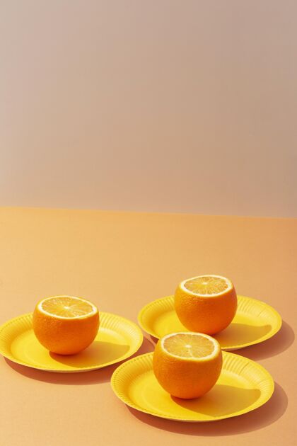 高角度盘子上的高角度橙子项目夏天水果