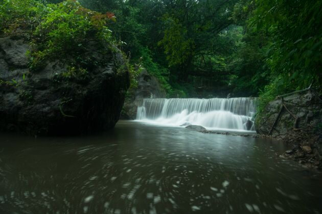 公园美丽的瀑布拍摄下梅加拉亚双根桥森林双树