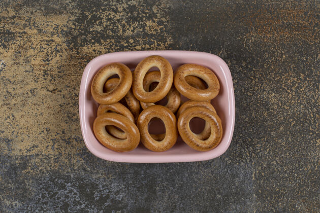 圆形美味的咸饼干在粉红色的碗里烘焙圆形美味