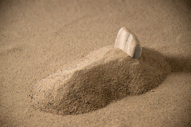 月亮月亮沙上小石墓的正面图土壤沙子死亡