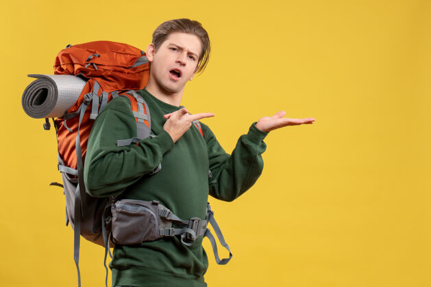 自然正面图年轻男子背着背包准备远足山游客成人
