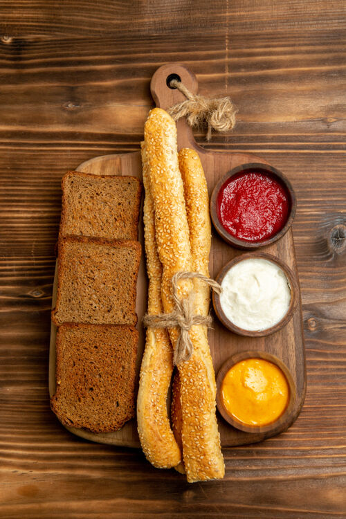 水果顶视图黑面包面包面包和调味品在棕色桌子上食物面包面包面包面包辛辣桌子晚餐馒头