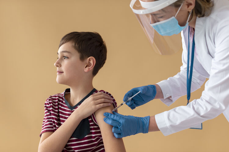 患者特写 孩子在打疫苗科学保健专业人士男孩