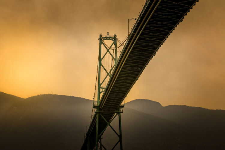太平洋西北加拿大温哥华的狮子门大桥鸟瞰日落天空观光