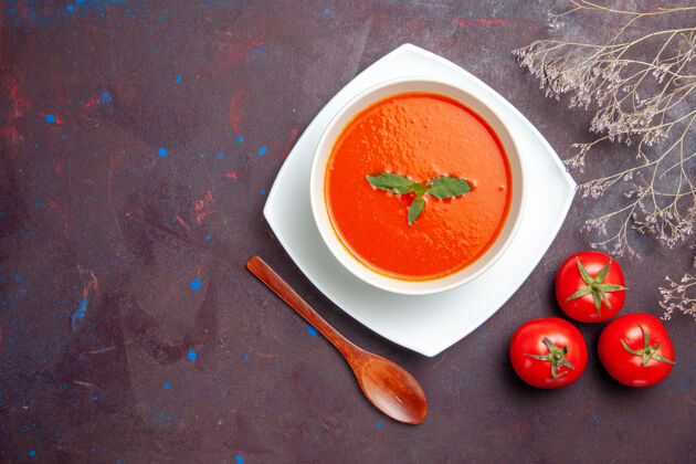 盘子俯瞰美味的番茄汤美味的菜单叶内板上的深色背景菜酱汁番茄色汤一餐视图里面食物