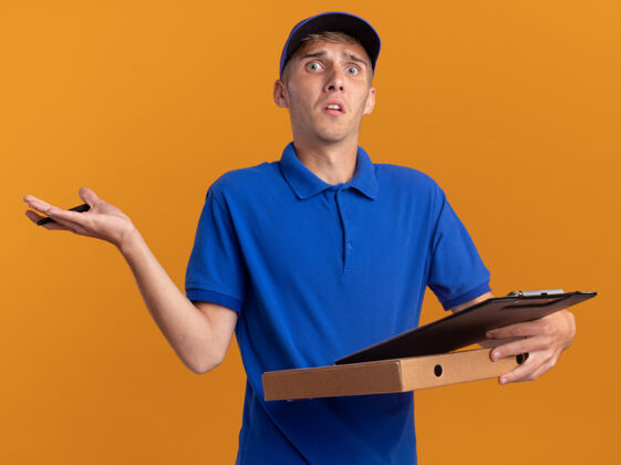 金发焦急的年轻金发送货员拿着笔和剪贴板放在比萨饼盒上钢笔桔子焦虑