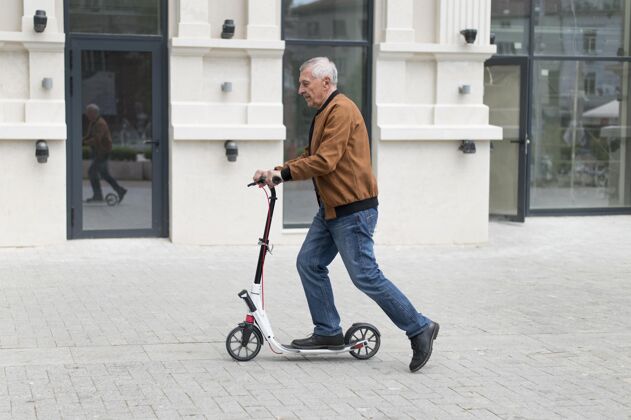 老年人骑滑板车的中枪男人老人退休老人