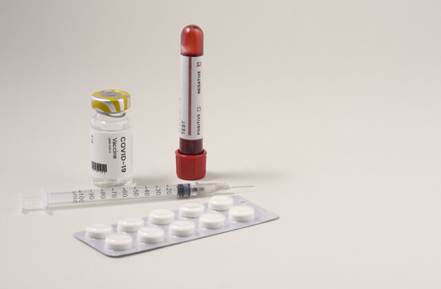 安瓿注射针头与疫苗安瓿和covid-19测试与药片包在桌上特写片剂治疗