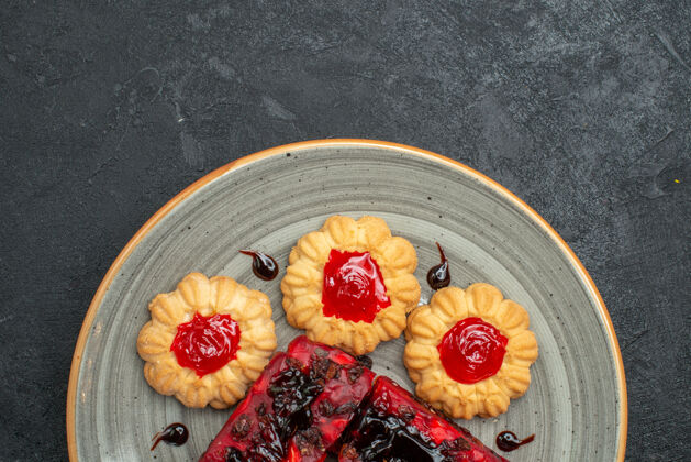 托盘俯瞰美味的蛋糕水果甜点配饼干深色背景茶饼干饼干蛋糕蛋糕甜点饼干食品视图