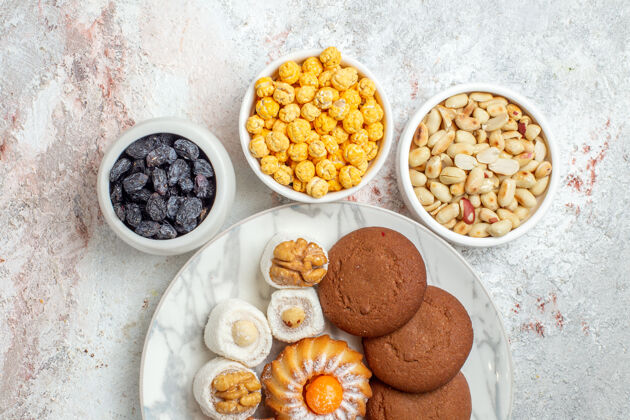 可食用水果俯视美味饼干与糖果和坚果的白色背景饼干甜蛋糕饼干坚果糖果刷新坚果
