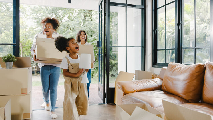 家具快乐的非洲裔美国年轻家庭买了新房子男人非洲保险