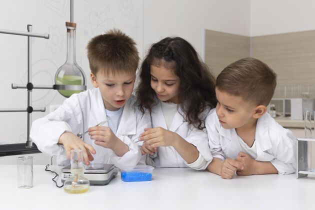 实验好奇的孩子在学校做化学实验实验室护理安全