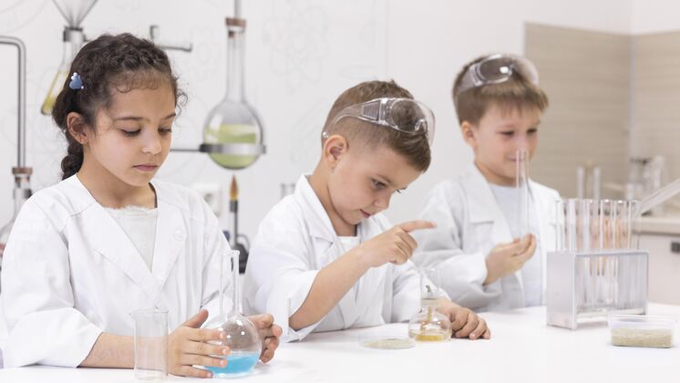 女孩好奇的孩子在学校做化学实验化学学习学习