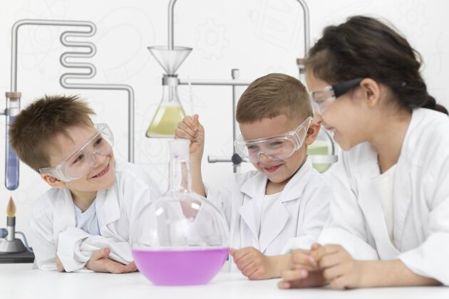孩子好奇的孩子在学校做化学实验学校学习科学
