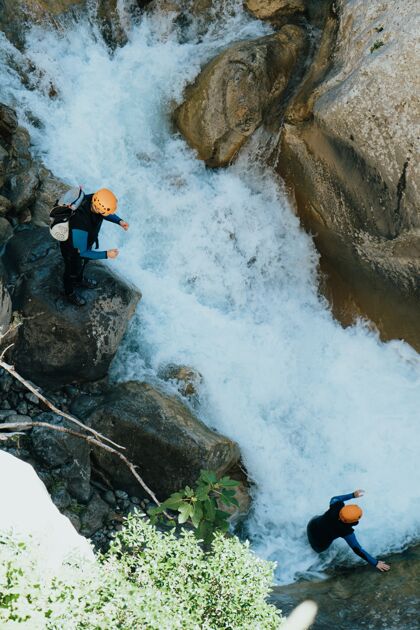 冰美丽的顶角拍摄了人们在石山上的河流上做极限运动雾男人比赛