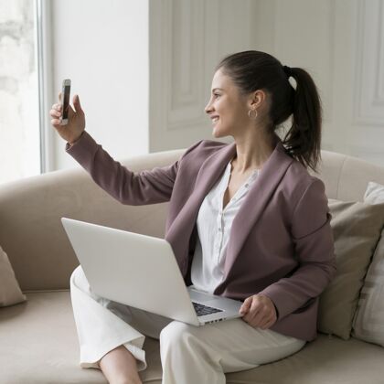 科技年轻的女商人在打视频电话女性通信房子
