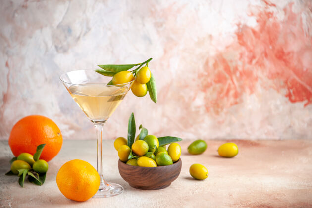 葡萄酒正面近距离观看新鲜柑橘类水果和葡萄酒在五颜六色的玻璃酒杯表面景观葡萄高脚杯