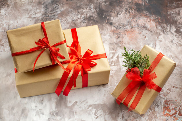 丝带前视图可爱的圣诞礼物与红色蝴蝶结绑在灯光背景礼物圣诞节领带