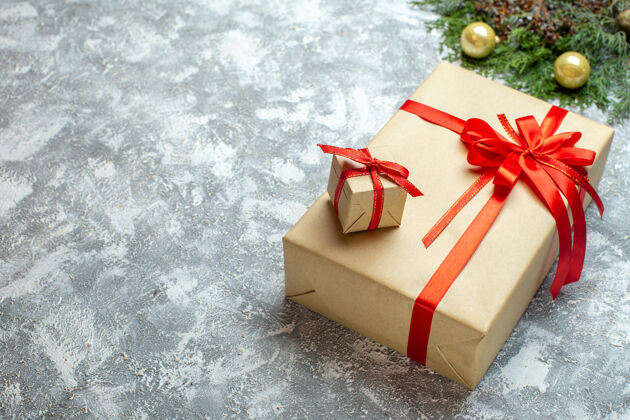 年正面是白色背景上的红色蝴蝶结圣诞礼物纸箱包装新的