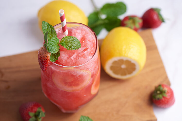 冷藏美味的草莓和柠檬冰沙点缀着新鲜的草莓和薄荷柔和的焦点美丽的开胃品粉红草莓 健康和减肥的概念有机营养新鲜