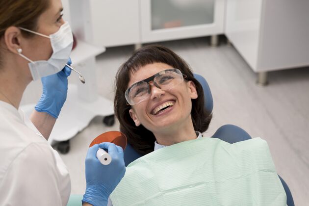 工作在牙医那里做手术的女病人牙医从业者职业
