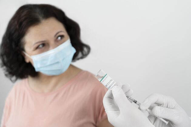 医疗戴着医用口罩的女人在打疫苗安全防护疫苗