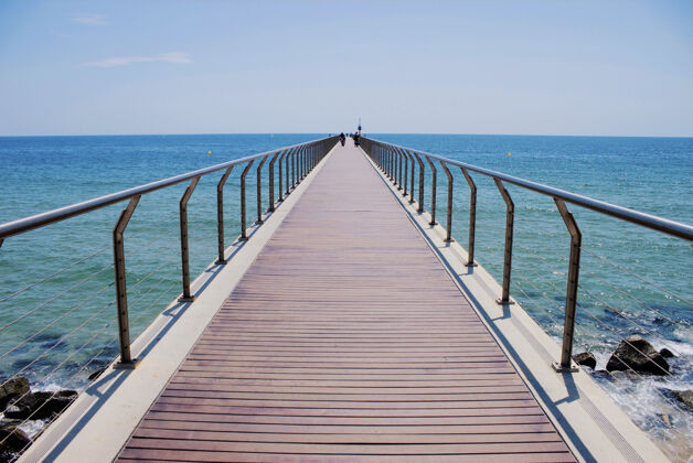 海洋西班牙巴塞罗那海滩边的人行天桥桥梁水天空