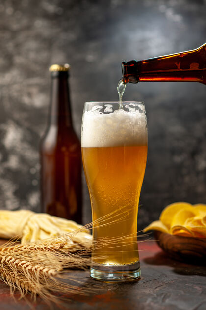 啤酒正面玻璃熊与cips瓶和奶酪上轻酒照片酒精饮料的颜色正面冷的酒精