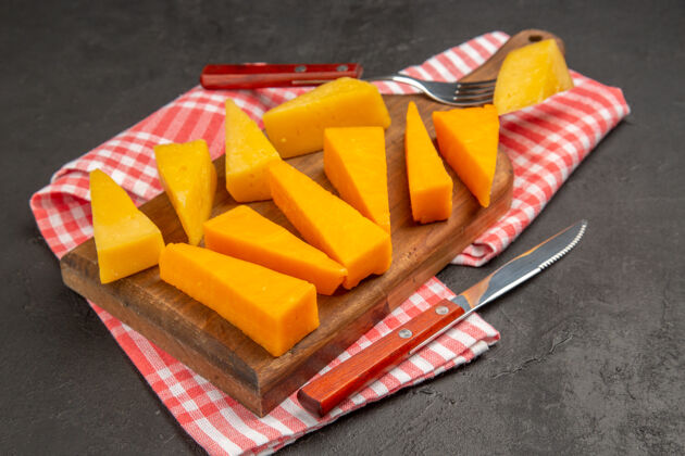 食物正面图深灰色食物上的新鲜切片奶酪照片早餐cips彩色食物前面午餐奶酪