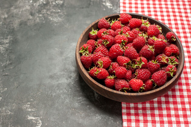 食品正面图新鲜的红色覆盆子内板上的灰色照片彩色浆果蔓越莓野生水果野生水果健康