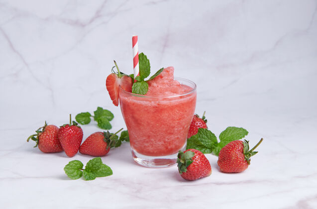 早晨喝冰沙夏天草莓 美味的草莓冰沙装饰新鲜草莓和薄荷在玻璃软重点美丽的开胃粉红草莓 幸福和减肥的概念抗氧化剂混合薄荷