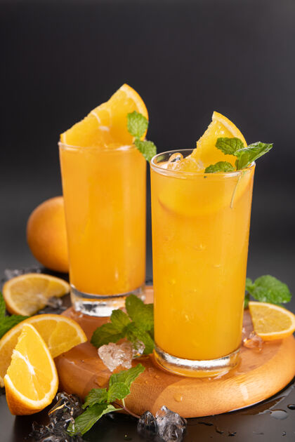对象杯内鲜橙汁 配薄荷 新鲜水果选择性聚焦果肉冰多汁