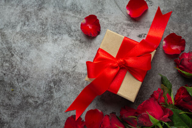 红色红玫瑰和礼盒浪漫情人节爱情