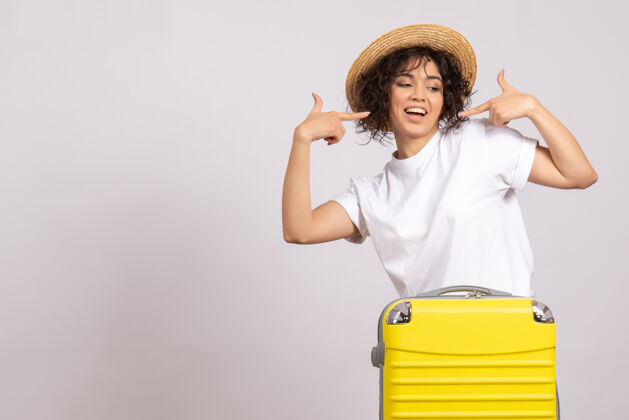 人正面图年轻女性带着黄包准备在白色背景上旅行度假旅行彩色航班旅游飞机休息休息包航程
