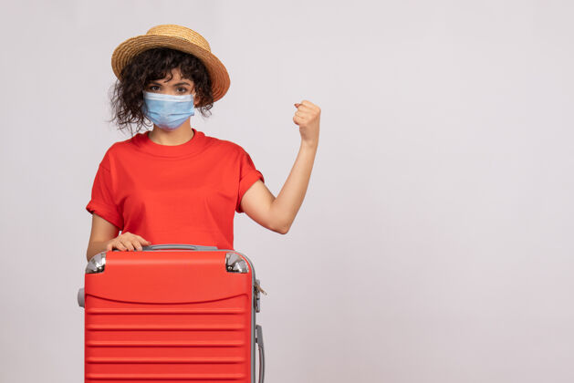 旅行正面图年轻女性带着包在面具上白底病毒柯维德-旅游大流行度假彩色旅行阳光面具病毒包