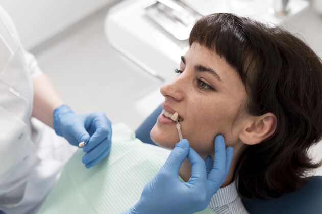 从业者在牙医那里做手术的女病人牙医妇女过程