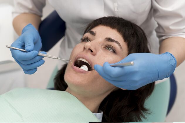 横向在牙医那里做手术的女病人工作病人就业