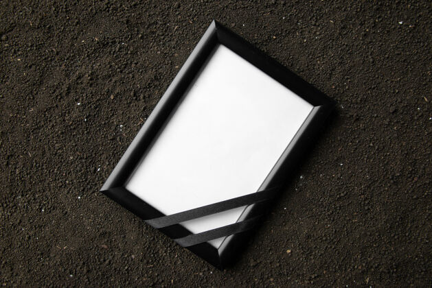 空白黑土上的画框顶视图肖像葬礼黑暗