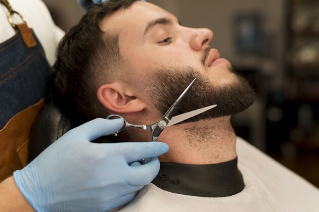 职业在理发店理胡子的年轻人理发师美容师专业