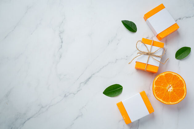 皮肤护理橙色肥皂和新鲜的橙色大理石背景清洁草药产品